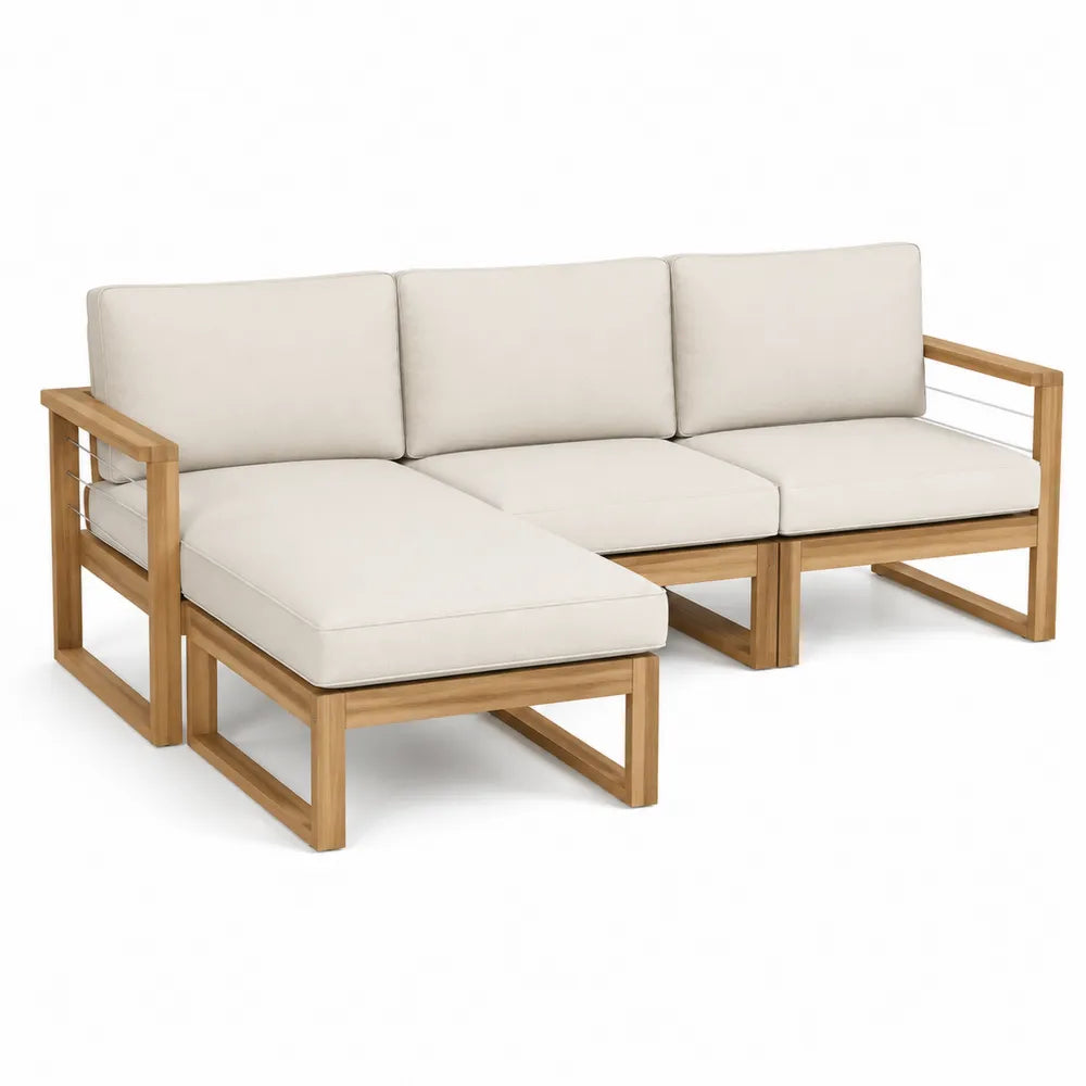 Drewniana sofa tekowa z beżowymi poduszkami