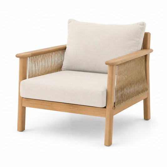 Drewniany fotel ogrodowy z beżowymi poduszkami