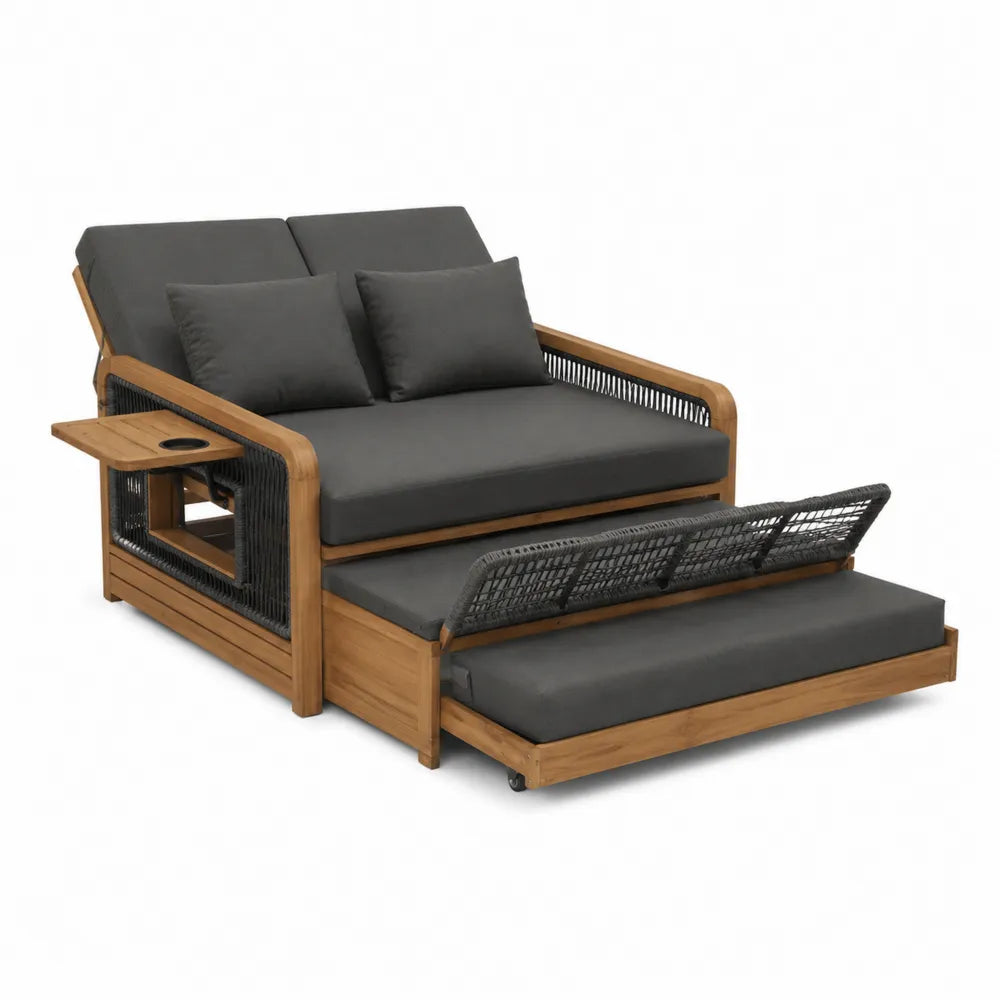 Sofa drewniana z ciemnoszarymi poduszkami