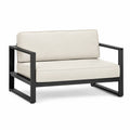 Dwuosobowa sofa z aluminium z kremowymi poduszkami