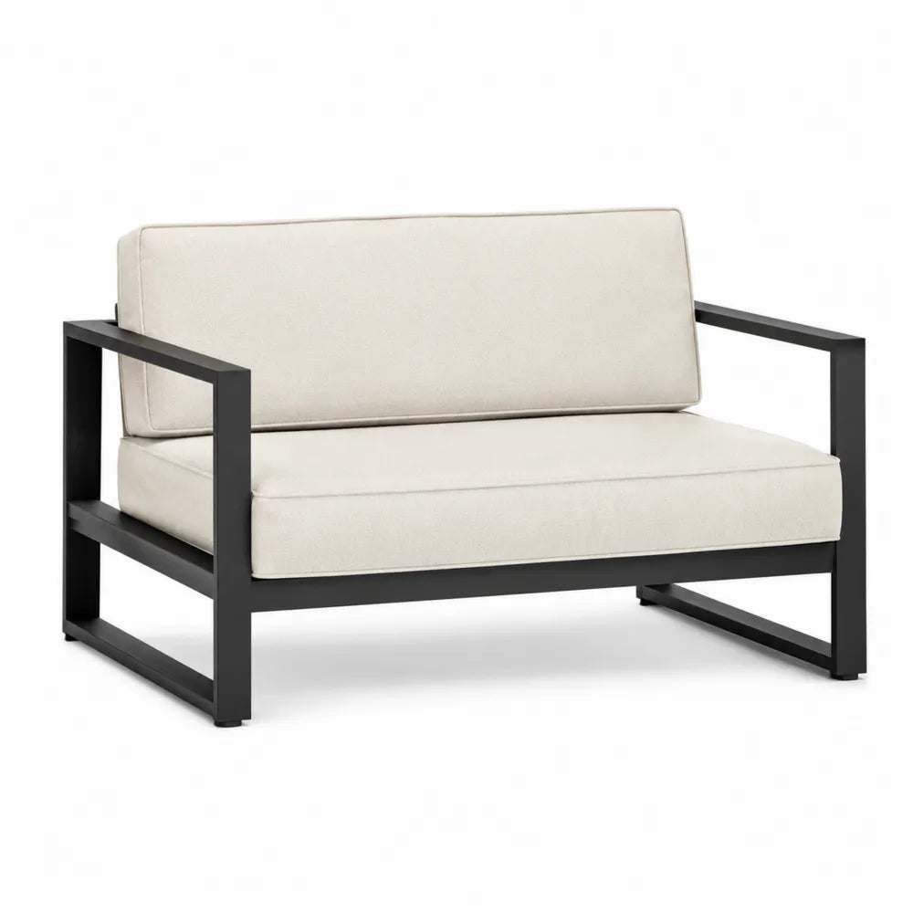 Dwuosobowa sofa z aluminium z kremowymi poduszkami